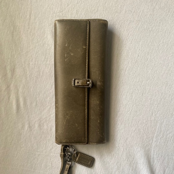 Distressed Y2K olive coach wallet - Picture 1 of 3